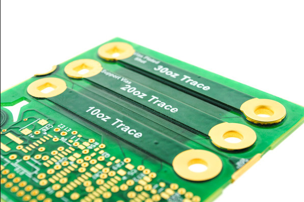 标准 PCB 与重铜 PCB 的比较显示铜厚度。 标准 PCB 与重铜 PCB 的比较显示铜厚度。