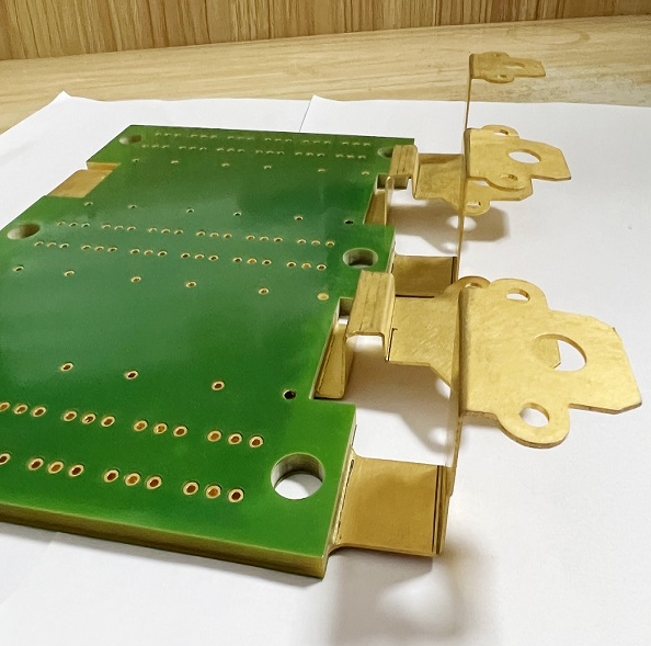 PCB 设计采用集成铜母线,可实现高电流容量。 PCB 设计采用集成铜母线,可实现高电流容量。