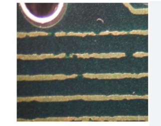 显示蚀刻缺陷的细线PCB走线的特写 显示蚀刻缺陷的细线PCB走线的特写