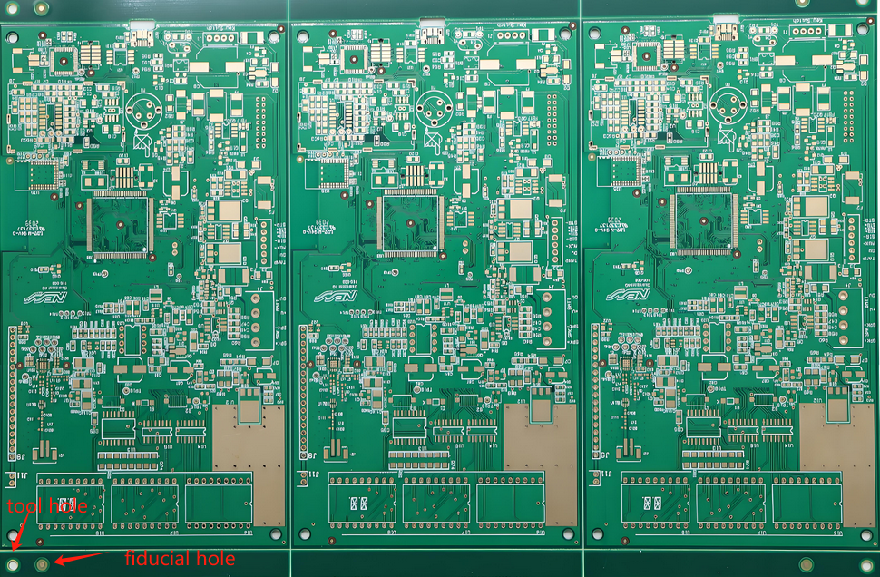 PCB 面板设计规则显示用于制造的工具孔和基准标记。 PCB 面板设计规则显示用于制造的工具孔和基准标记。