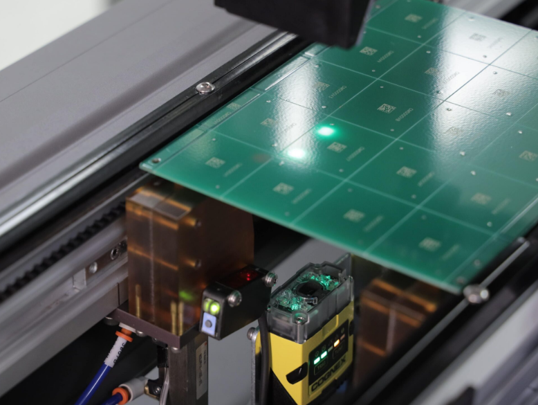 蚀刻后从面板上分离出 PCB 蚀刻后从面板上分离出 PCB