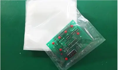 真空密封 PCB 封装，带有用于 OSP 保护的干燥剂。