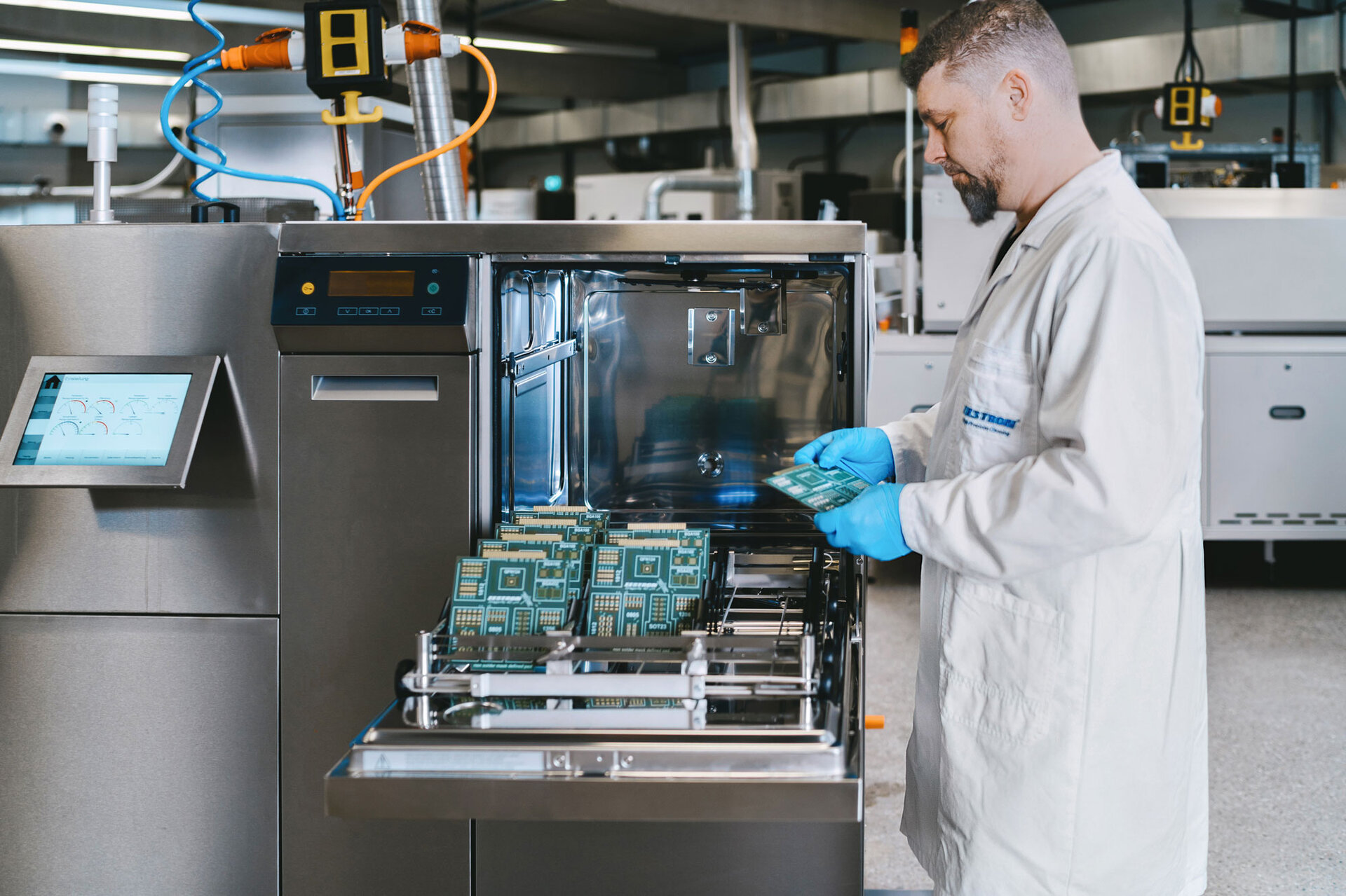 使用自动化超声波设备的专业PCB清洗服务 使用自动化超声波设备的专业PCB清洗服务