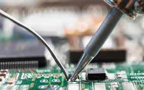 用烙铁在FR-4 PCB上手工焊接通孔元件