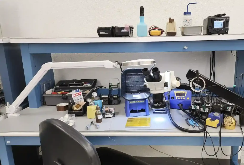 使用刚柔结合 PCB 修复基本工具的工作台设置