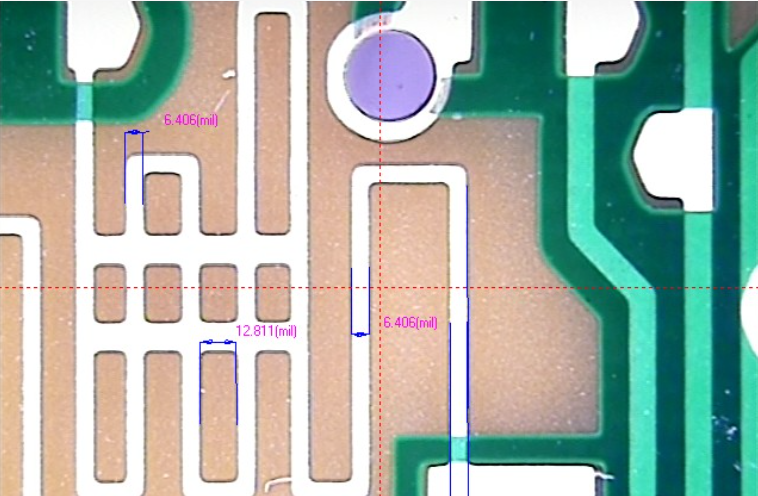 PCB走线的特写,具有最小走线间距测量 PCB走线的特写,具有最小走线间距测量