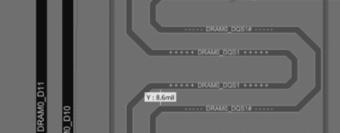 显示 DRC 期间走线间距违规的 PCB 布局 显示 DRC 期间走线间距违规的 PCB 布局