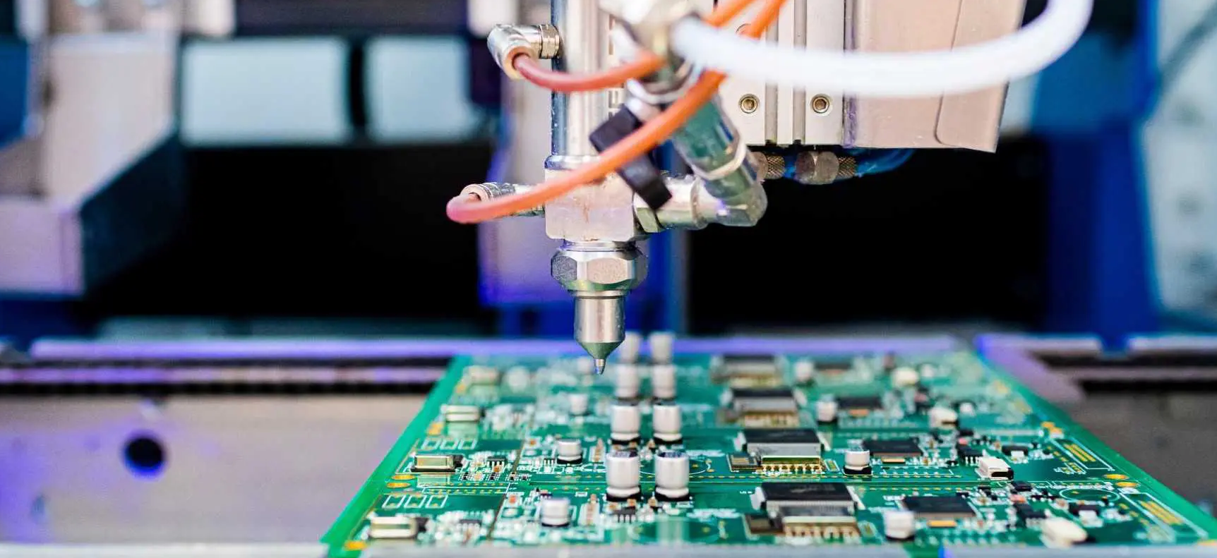 在保形涂层之前在烘箱中干燥 PCB 进行表面处理。