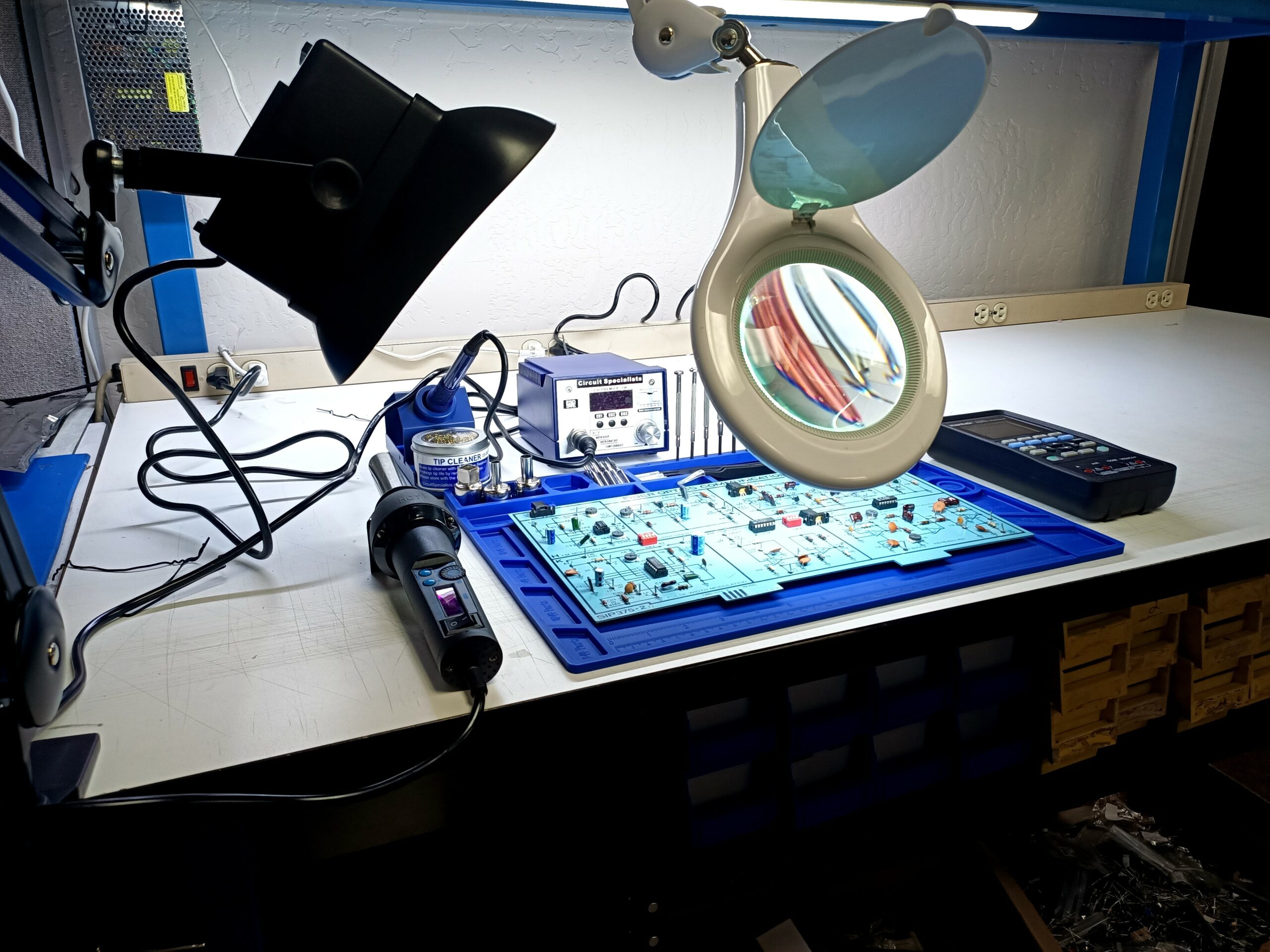 Soldering setup for preventing cold solder joints. Soldering setup for preventing cold solder joints.