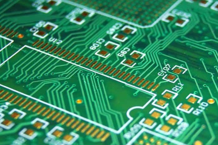 使用先进技术进行高质量丝印标记的成品 PCB。