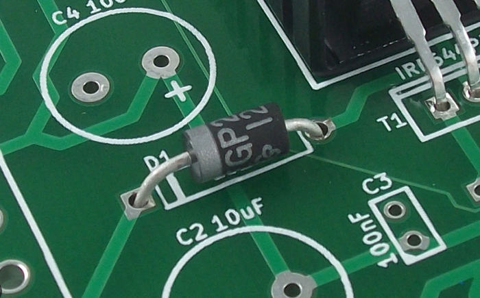 带有丝印层的 PCB 特写，显示组件标签和标记。